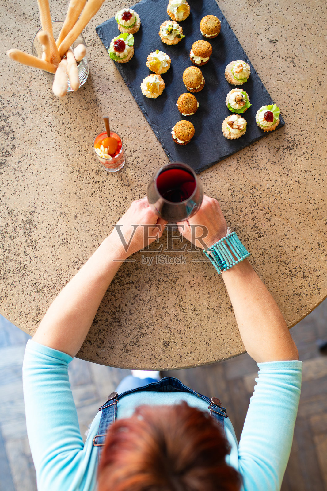 优雅的开胃菜和酒杯祝酒照片摄影图片