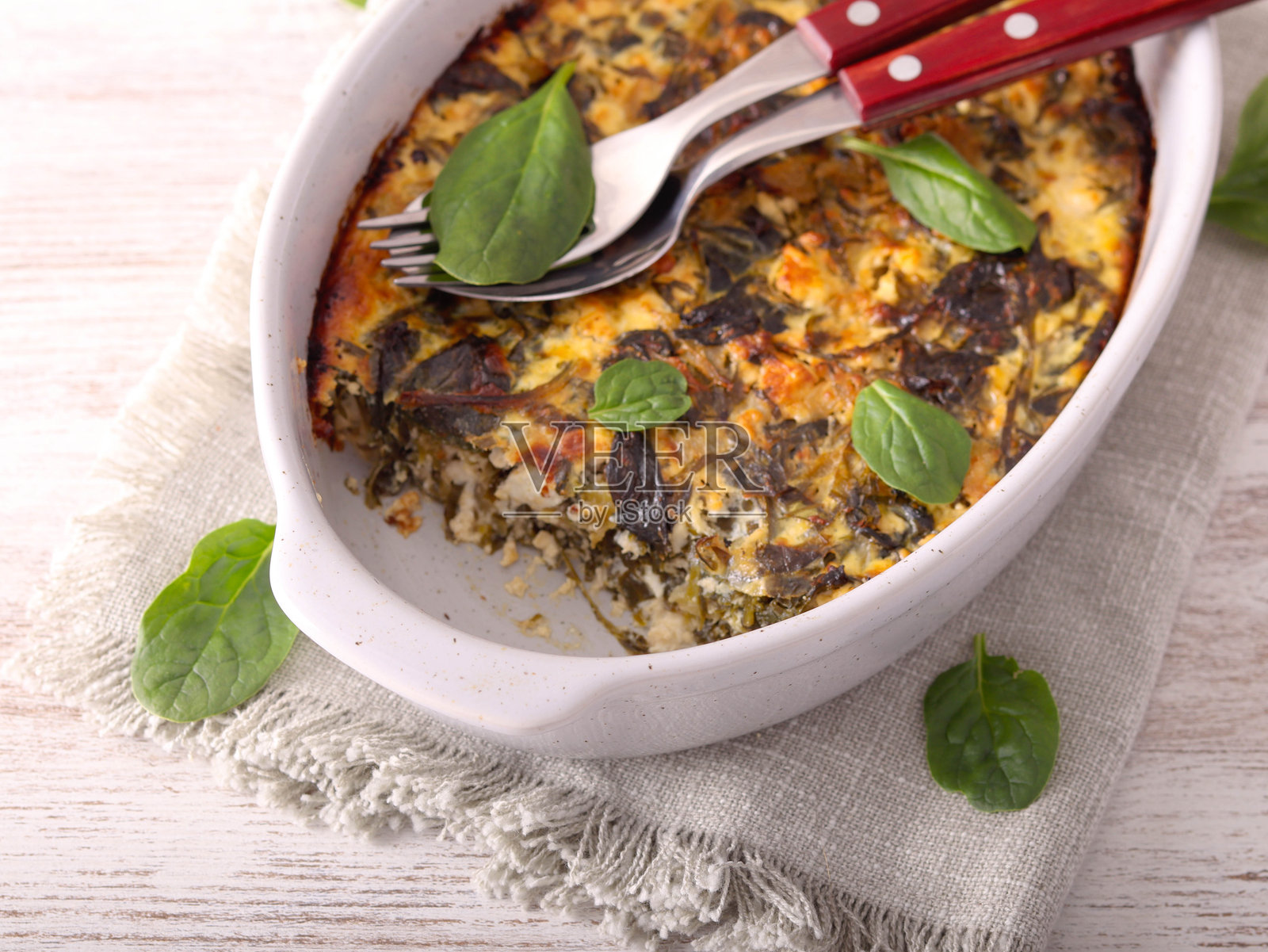 菠菜和菲达奶酪烘焙菜照片摄影图片