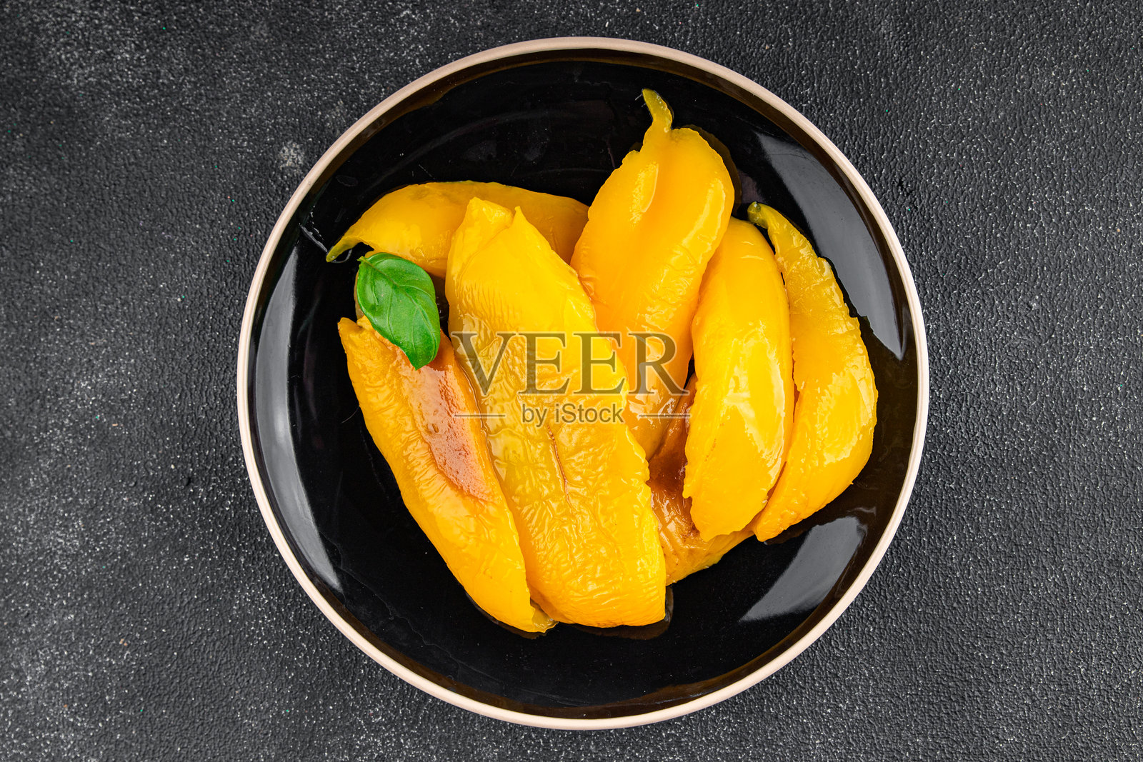 新鲜美味的烤椒蔬菜，精致的美食背景，乡村风格的餐桌俯视图，留白空间，适合生酮和古饮食，素食和纯素食。照片摄影图片