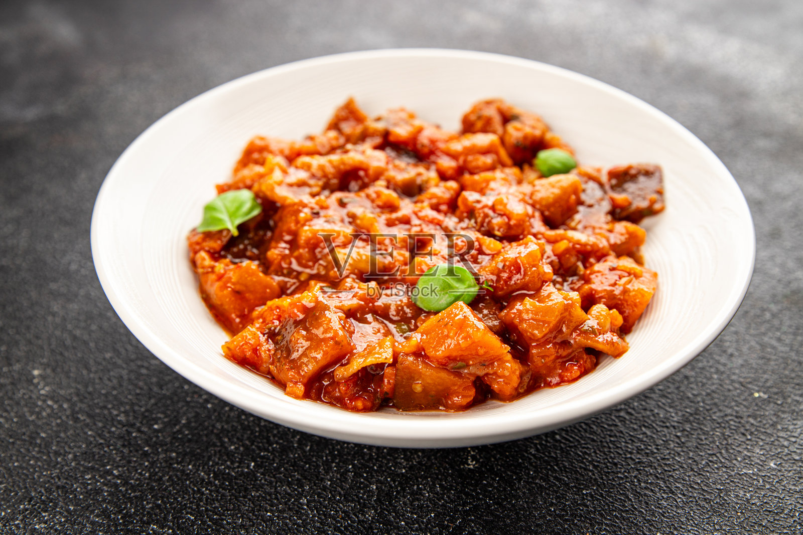 茄子炖菜，蔬菜沙拉，美味新鲜，精致美食，桌面背景，乡村风格，俯视图，留白，生酮和古饮食，素食和纯素食。照片摄影图片