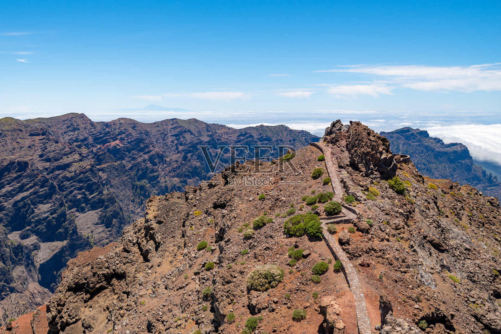 在阳光明媚、蓝天的照耀下，通往拉帕尔马岛穆查乔斯岩峰的步道照片摄影图片