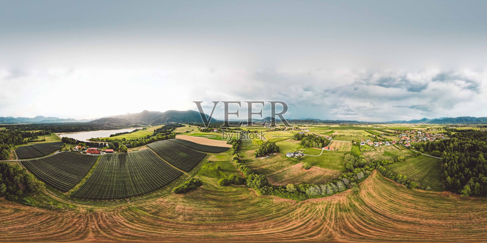 田野和山丘的全景风光照片摄影图片