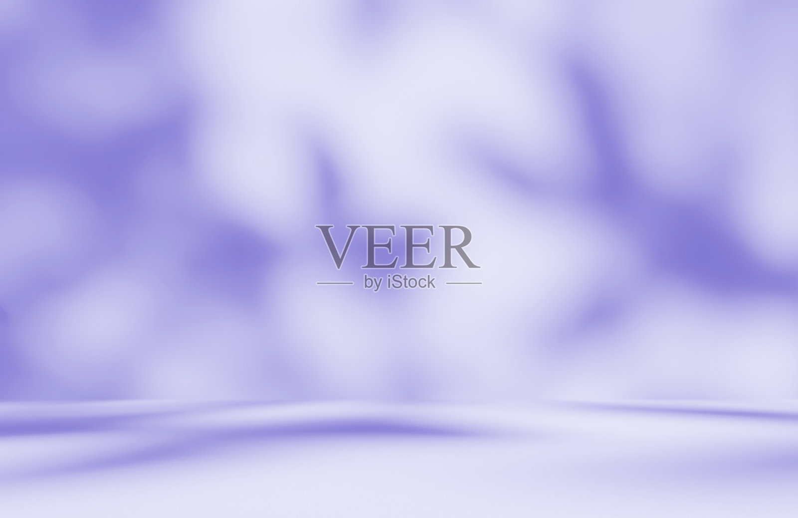 空旷的紫色工作室房间，适合产品展示，墙上投射着树叶的阴影。照片摄影图片