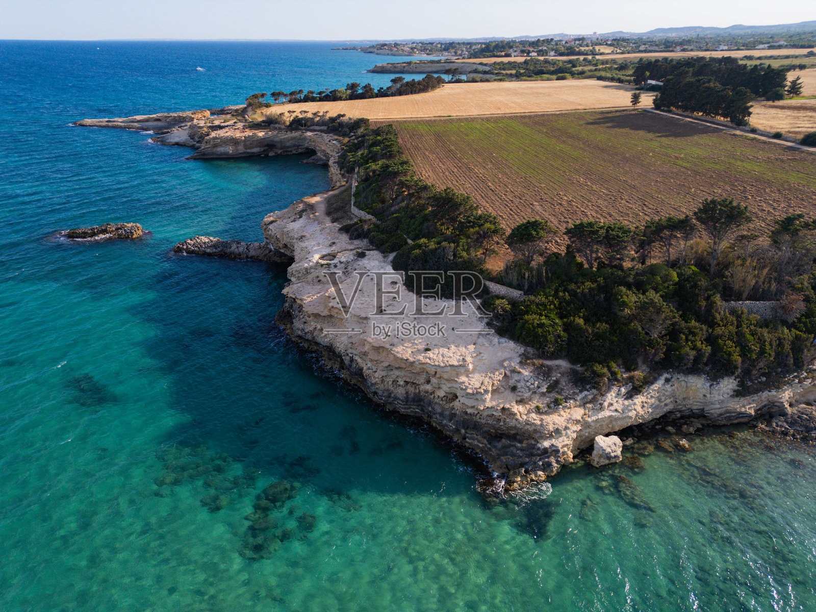 海岸空中景观，岩石悬崖与碧蓝海水照片摄影图片