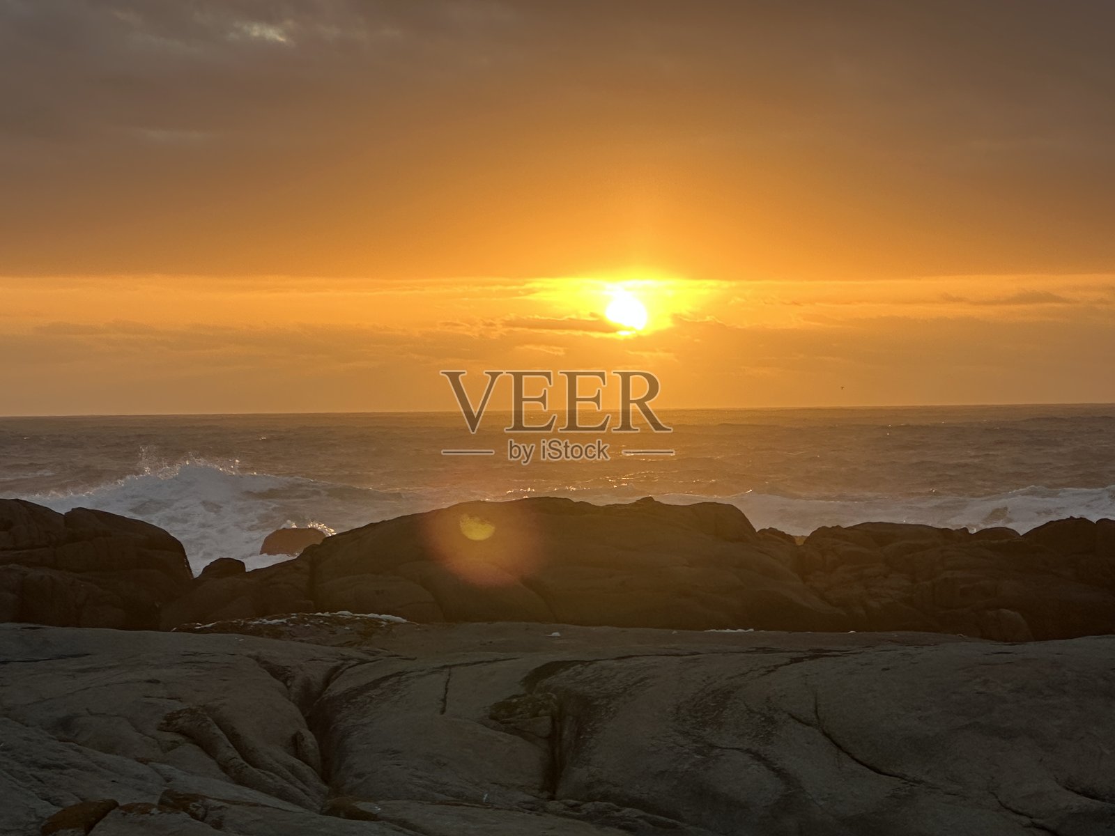 金色日落映照在海面上照片摄影图片