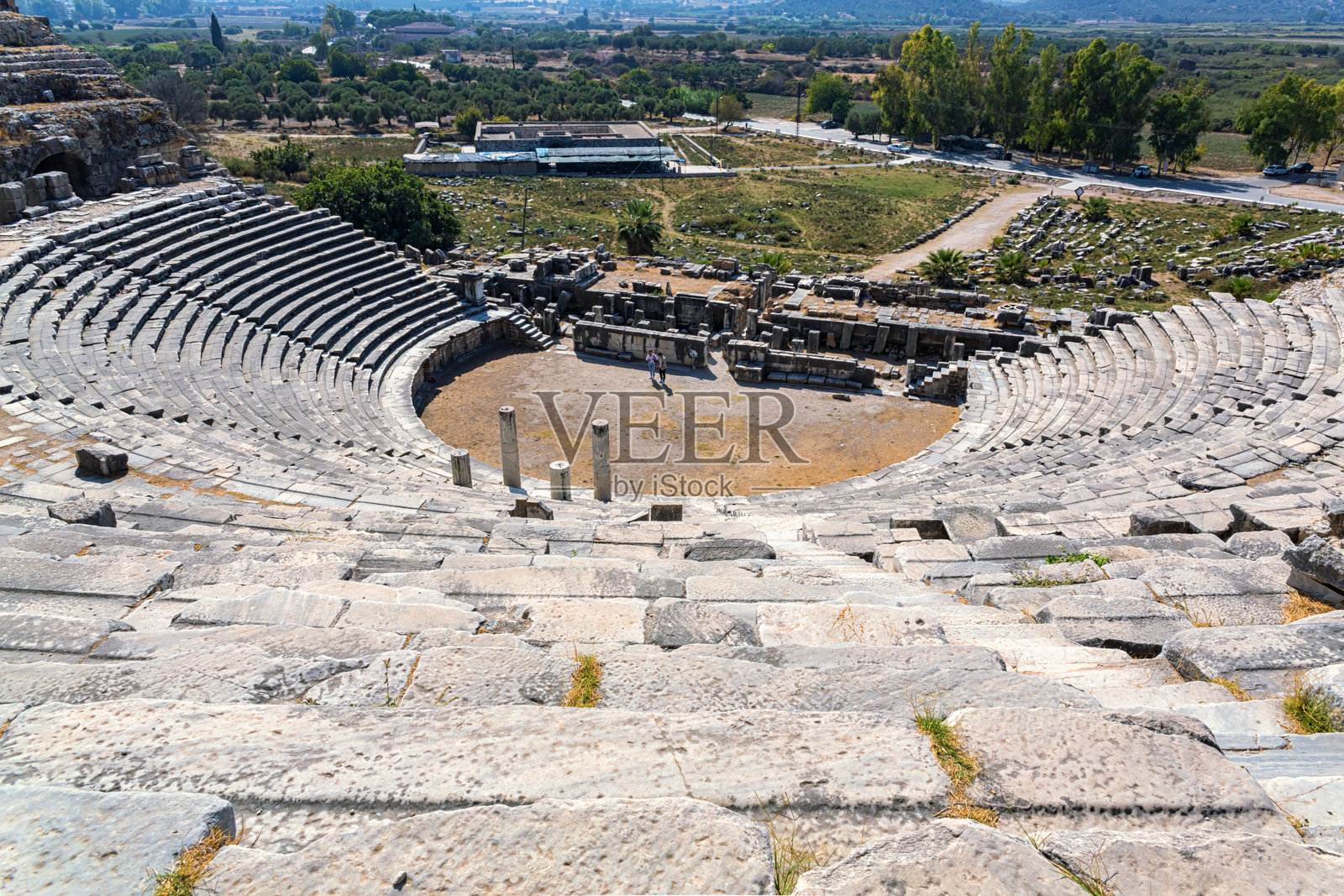 古代米利都剧院遗址，俯瞰周围的风景和历史遗址。土耳其艾登省迪丁。照片摄影图片