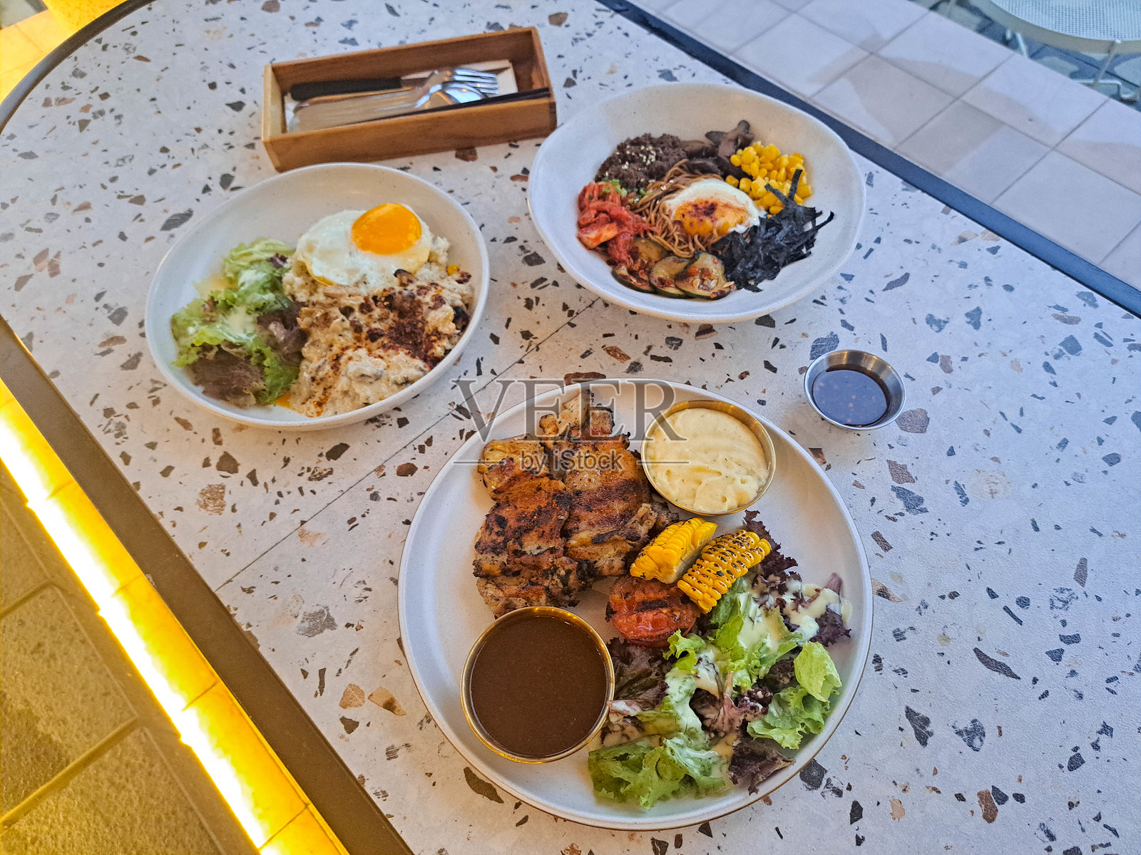 香草烤鸡排配鸡腿，奶酪土豆泥。四川蘑菇烤鸡配蘑菇黄油饭、鸡腿、奶油蘑菇酱、太阳蛋。炸干拉面配剁碎牛肉、温泉蛋。照片摄影图片