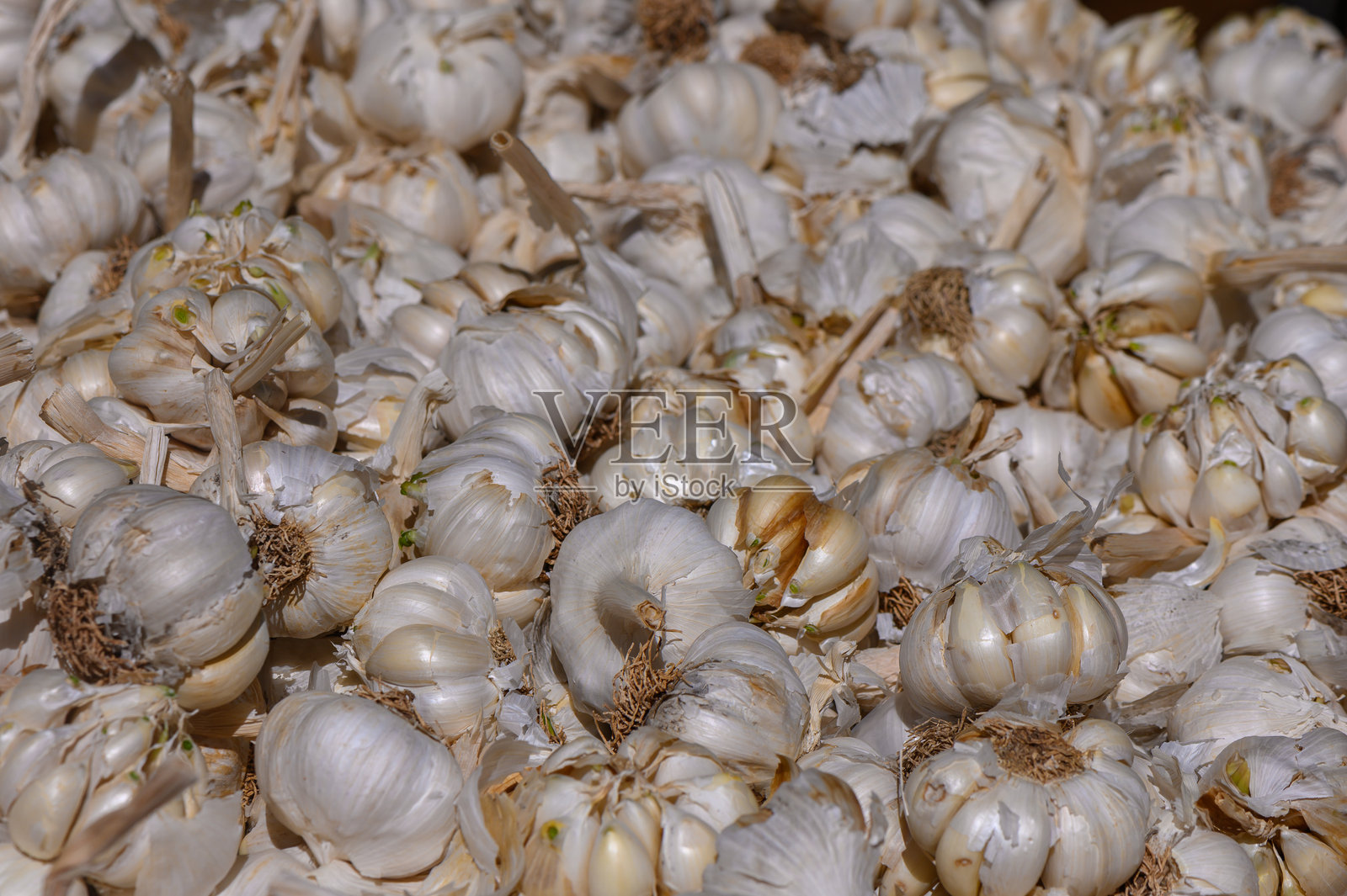 乡村市场摊位上展示的蒜香丰收，激发烹饪创意与风味照片摄影图片