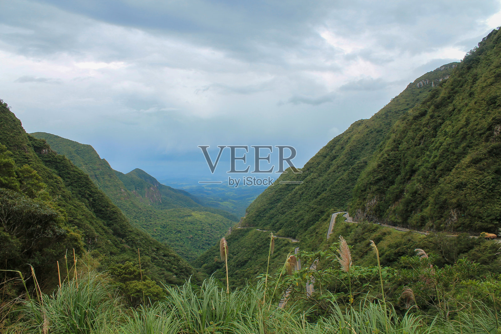 圣卡塔琳娜山脉的山脉、道路、风景和美丽的瀑布照片摄影图片