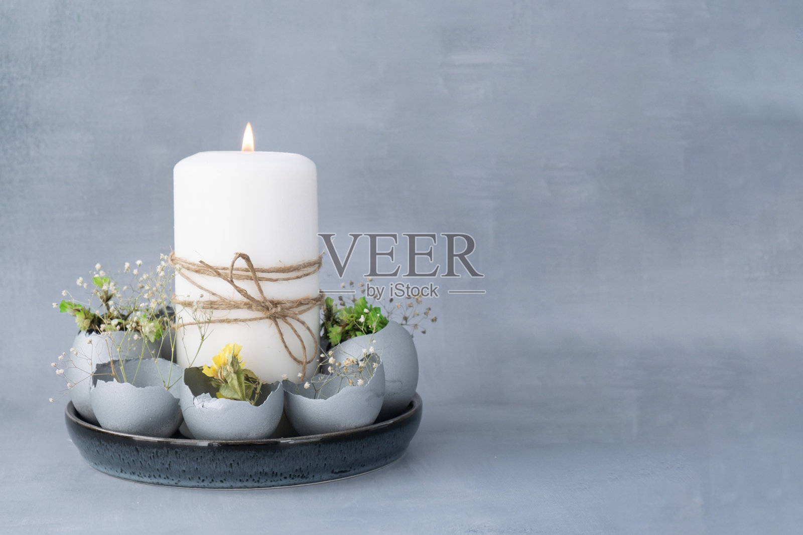 可持续材料制作的复活节假日装饰，蛋壳装饰与蜡烛。留白 DIY 自制礼物创意。零废弃手工准备。照片摄影图片