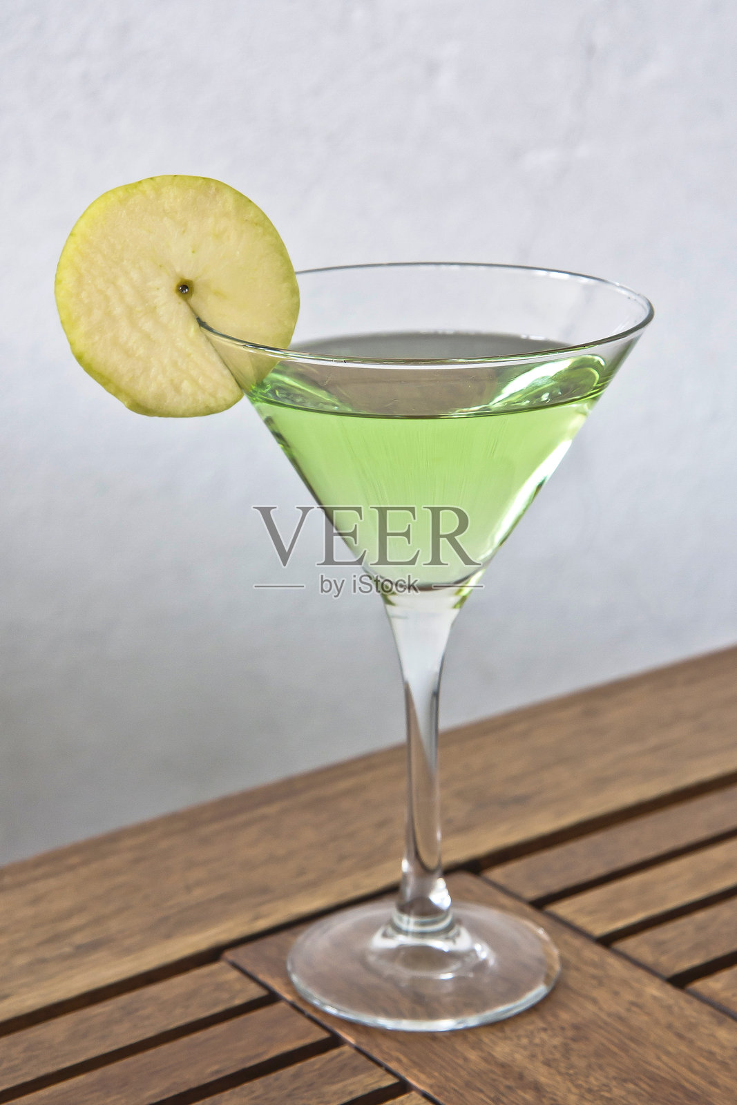 绿色苹果马提尼，木桌上的苹果鸡尾酒照片摄影图片