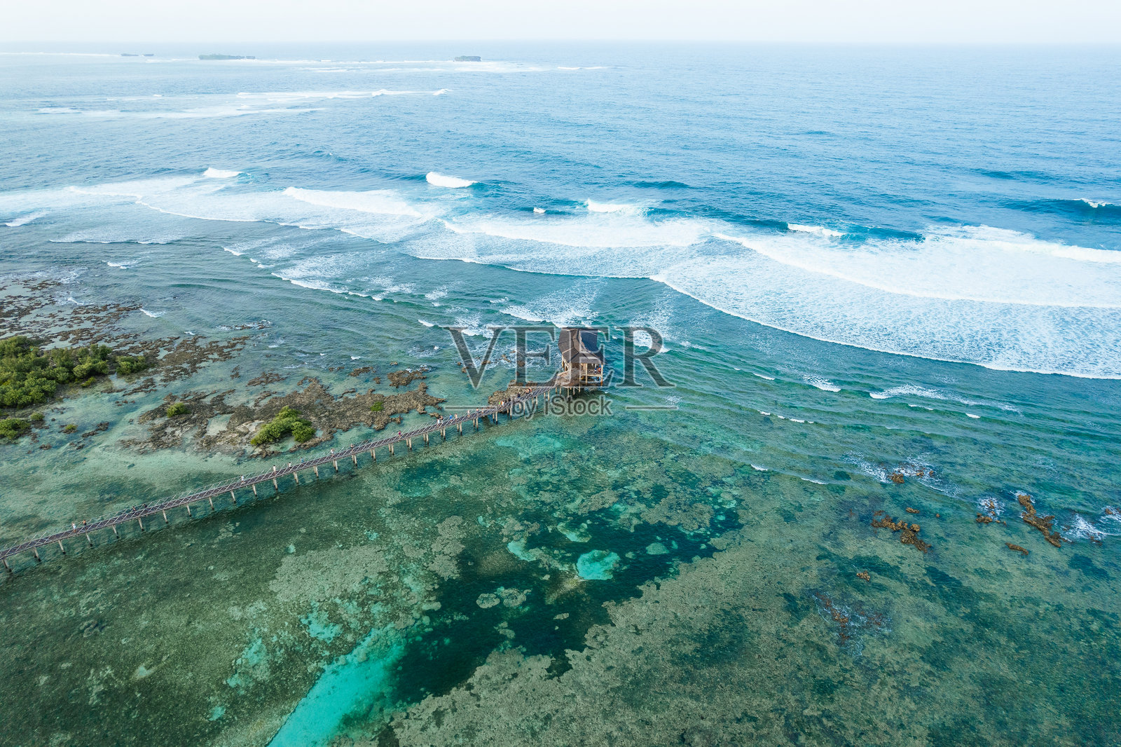令人惊叹的云九海滩鸟瞰图 - 一片迷人的白沙滩，碧蓝的海水，以及一条风景如画的木栈道横跨海洋！照片摄影图片