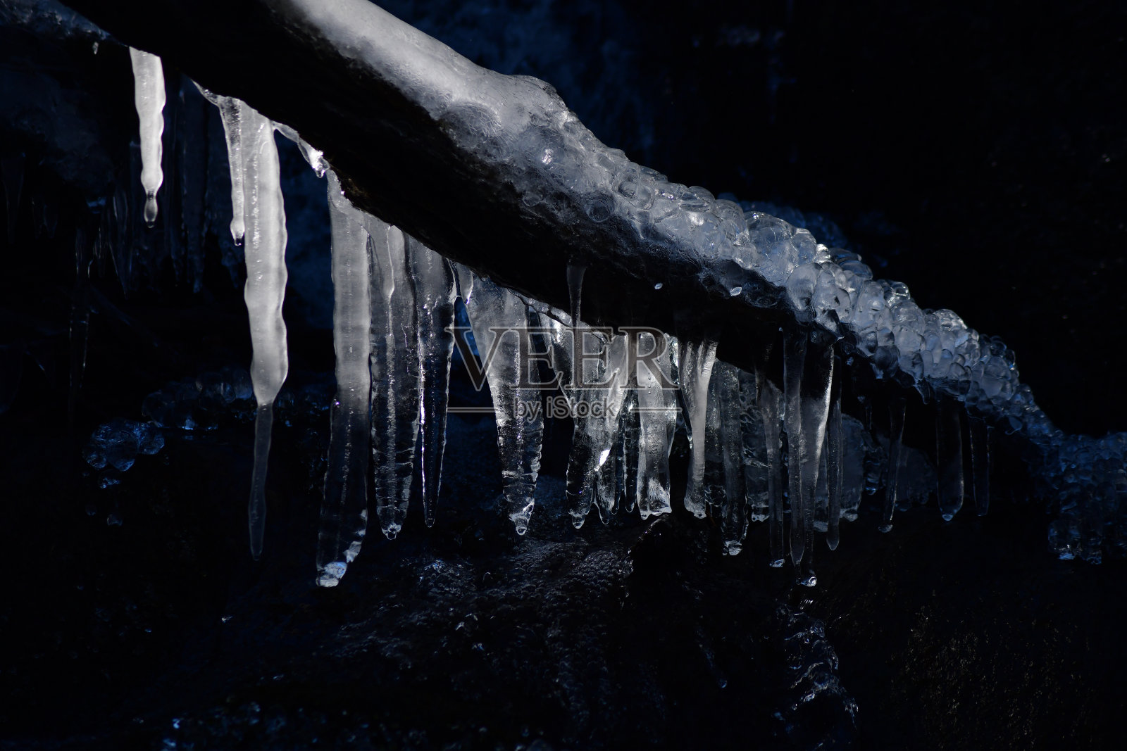 低调的冰柱照片摄影图片