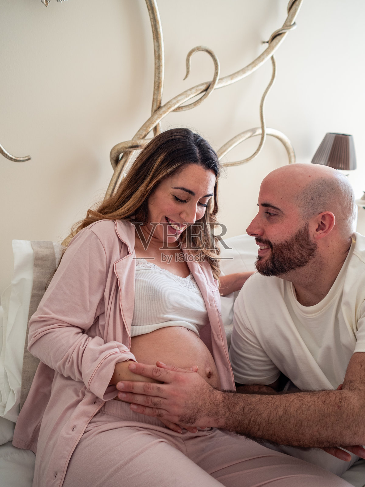 期待中的父母在家中分享亲密时刻的喜悦照片摄影图片