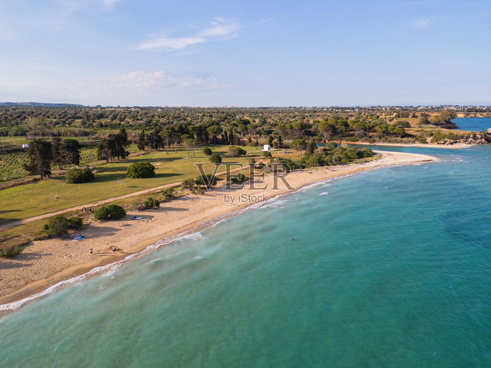 宁静的海滩和公园鸟瞰图照片摄影图片