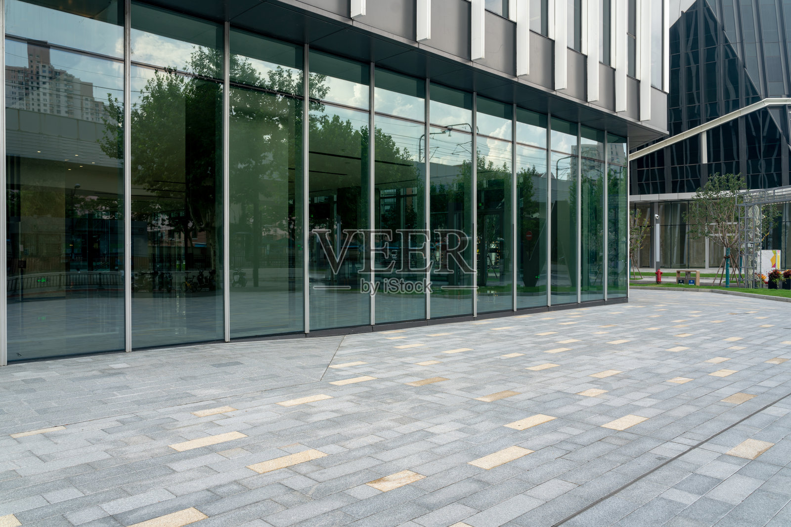 市中心街道现代建筑前的空旷混凝土地面。照片摄影图片