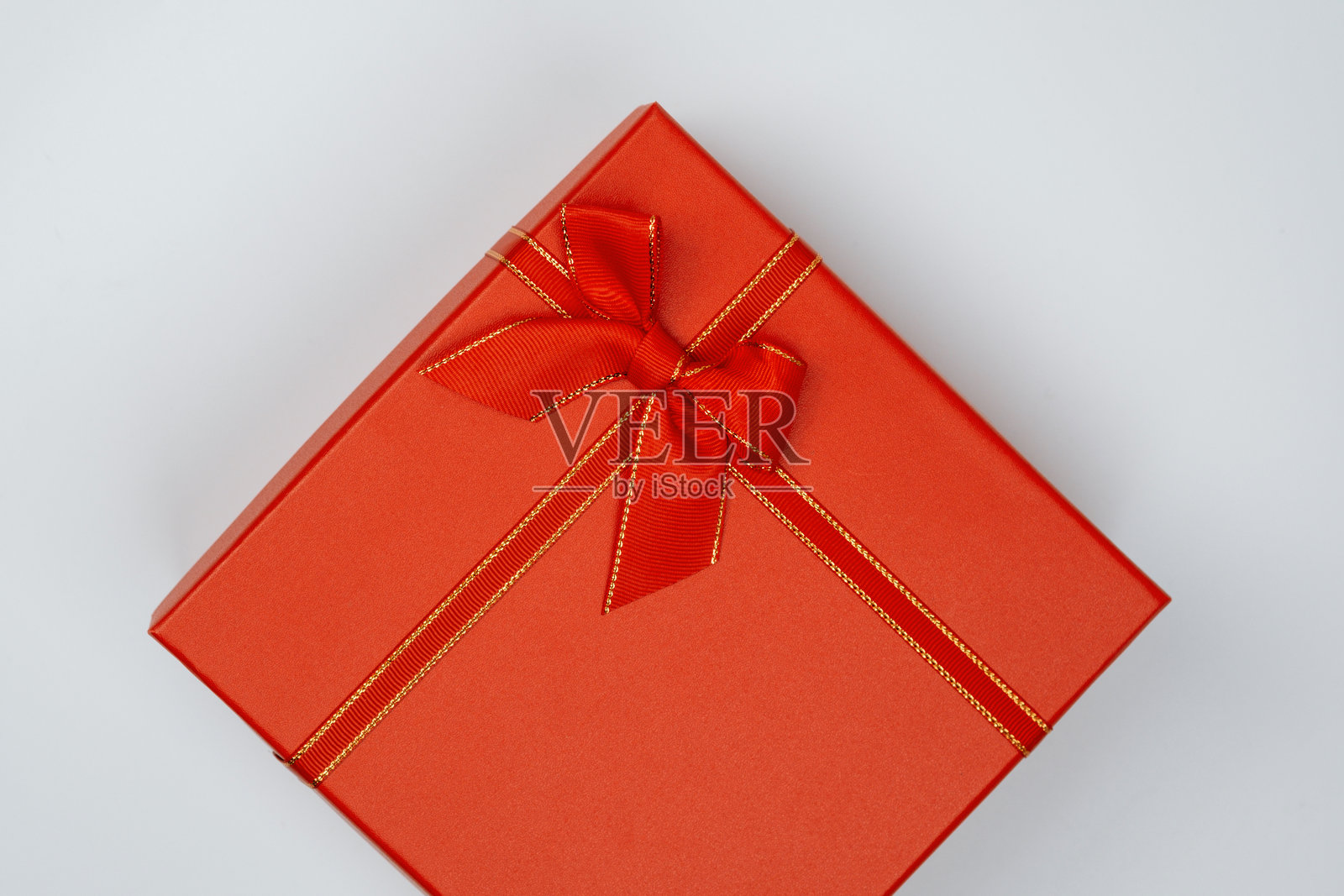 节日红色礼物配金色丝带照片摄影图片