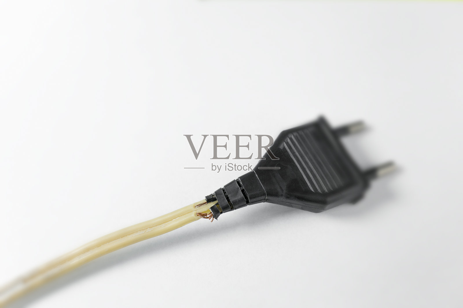 破损的电源插头电缆，露出电线照片摄影图片