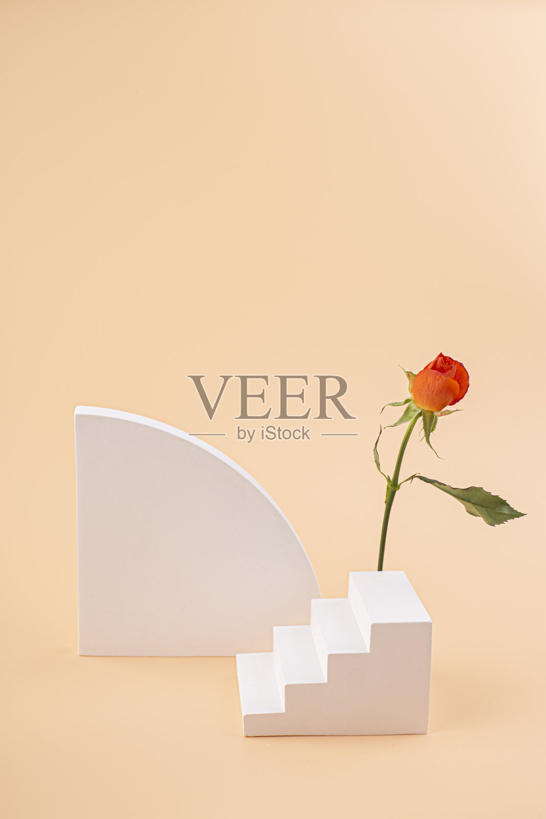 空旷的现代白色几何楼梯台阶，产品展示。简单的化妆品展示台阶。照片摄影图片