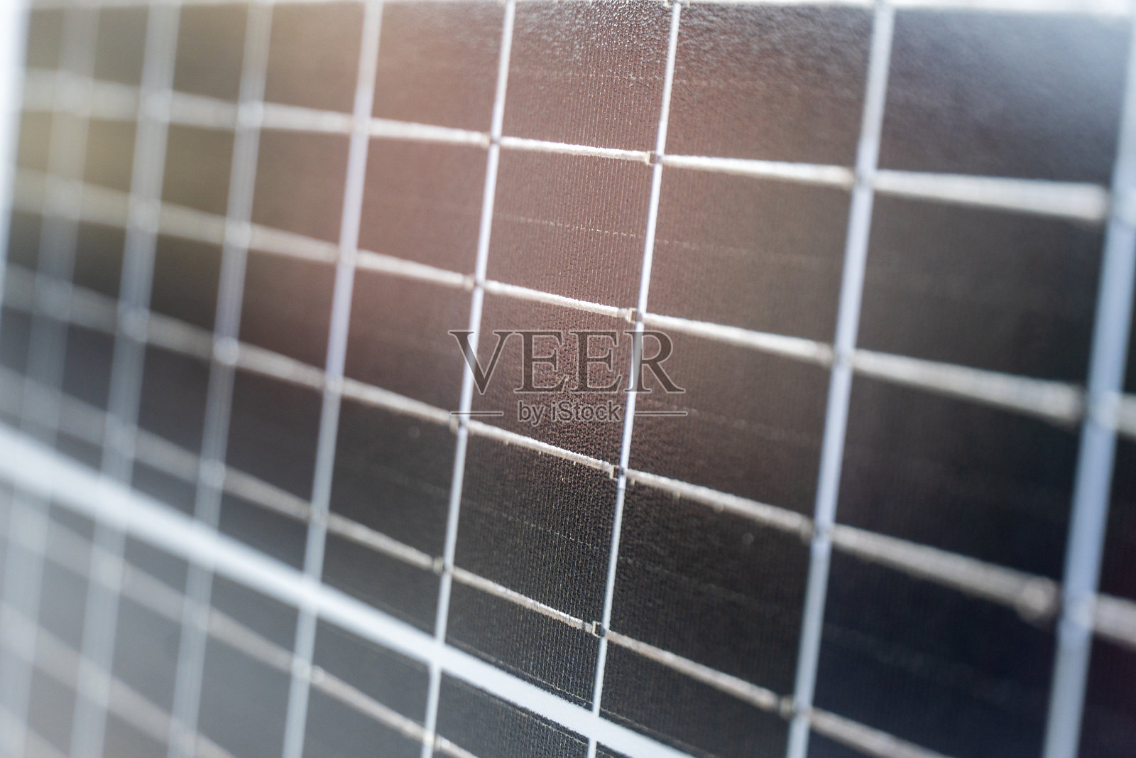 太阳能电池板展示了众多设计用于捕捉阳光的电池，促进现代技术中的可再生能源和可持续解决方案。照片摄影图片