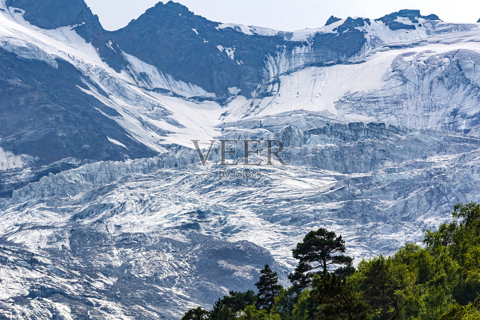 罗纳冰川在瑞士阿尔卑斯山融化，形成了戏剧性的景观照片摄影图片