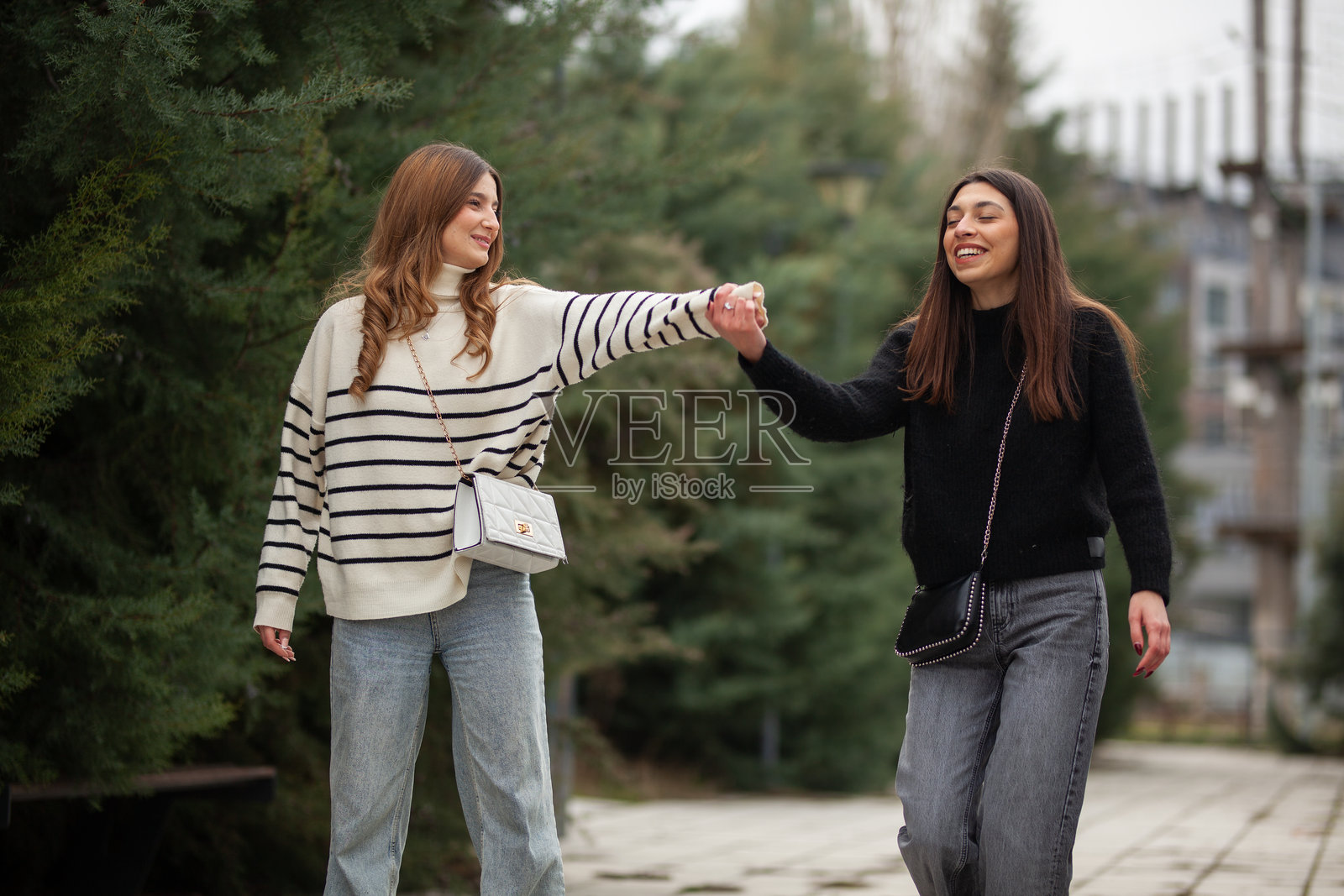 两位女性在户外享受快乐和亲密的时刻照片摄影图片