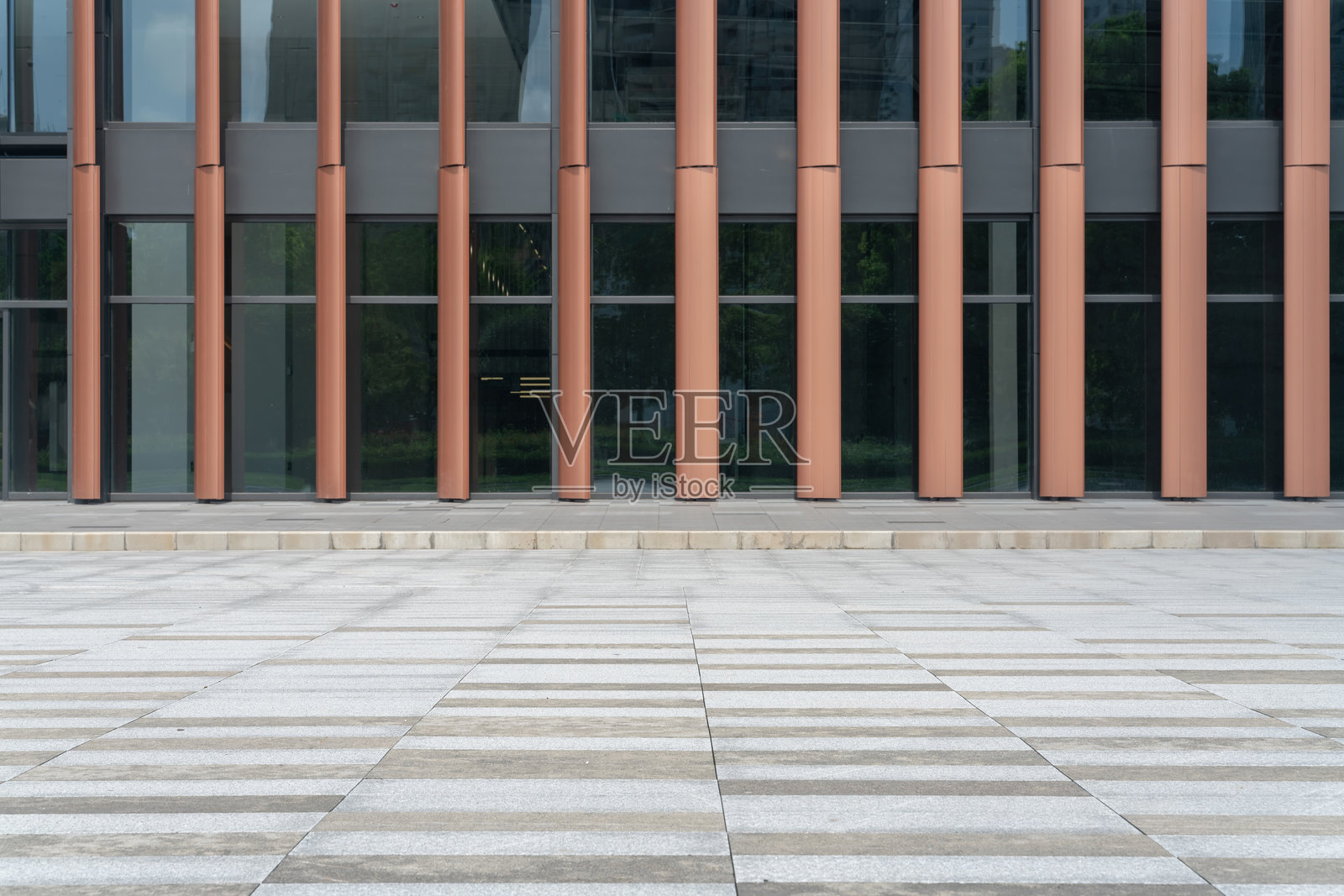 市中心街道现代建筑前的空旷混凝土地面。照片摄影图片