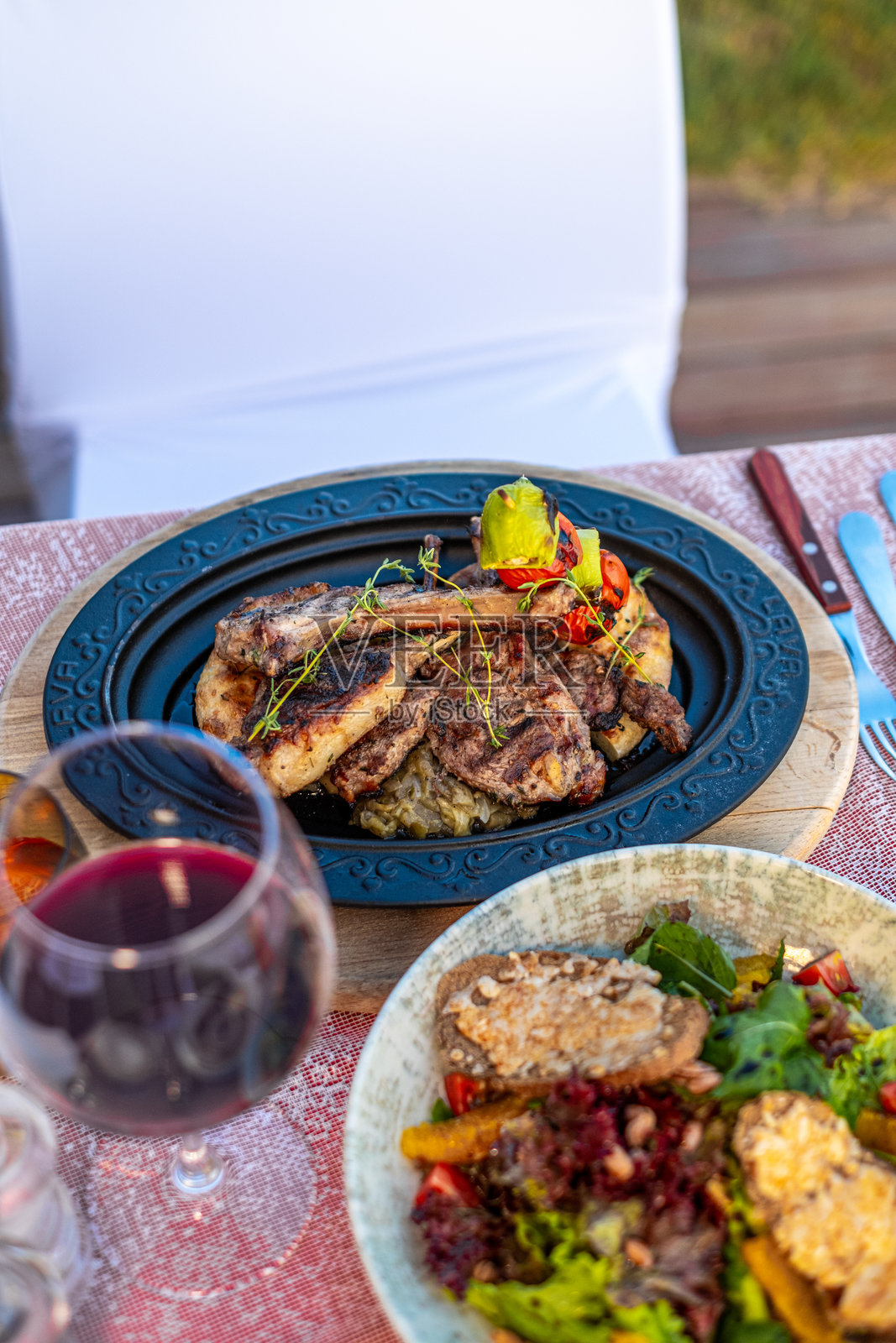 诱人的午餐桌上摆满美味佳肴照片摄影图片