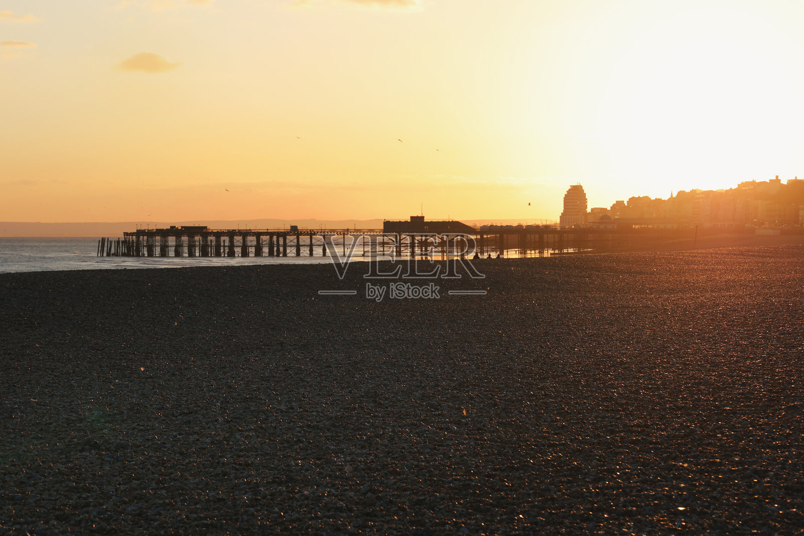 哈斯廷斯码头和东萨塞克斯海岸建筑在日落时分照片摄影图片