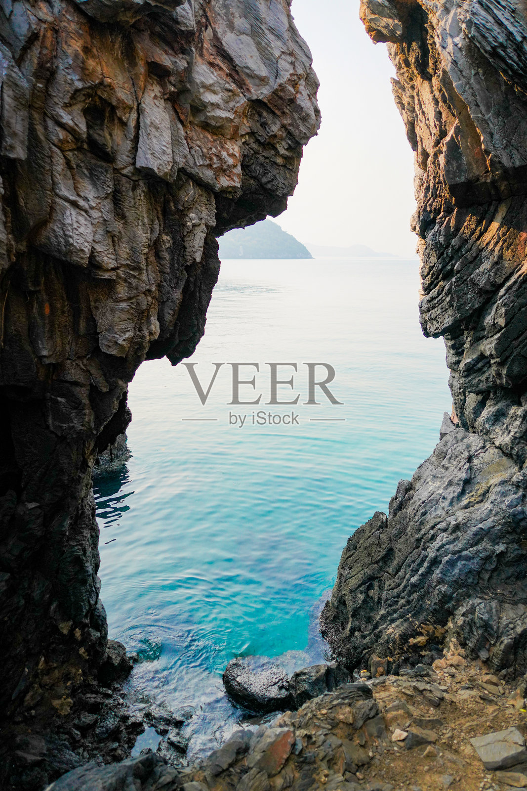 泰国洞穴中的大洞照片摄影图片