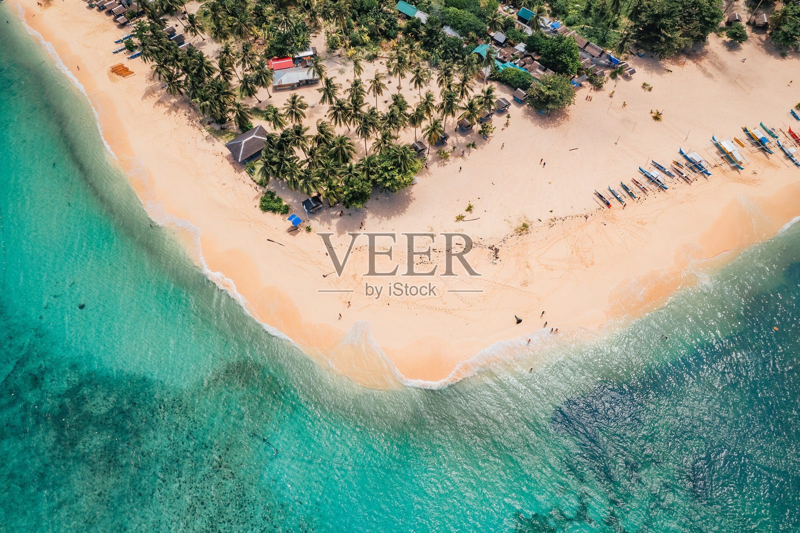 令人惊叹的达库岛空中视角，西阿尔高 – 一个拥有白沙滩、清澈海水和郁郁葱葱绿意的热带天堂，提供完美的岛屿逃离体验！照片摄影图片