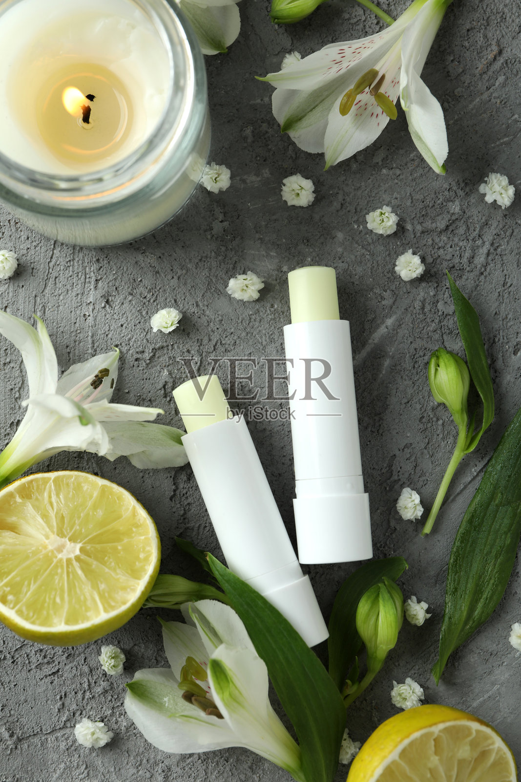 生态卫生口红的美容概念，背景为灰色纹理。照片摄影图片