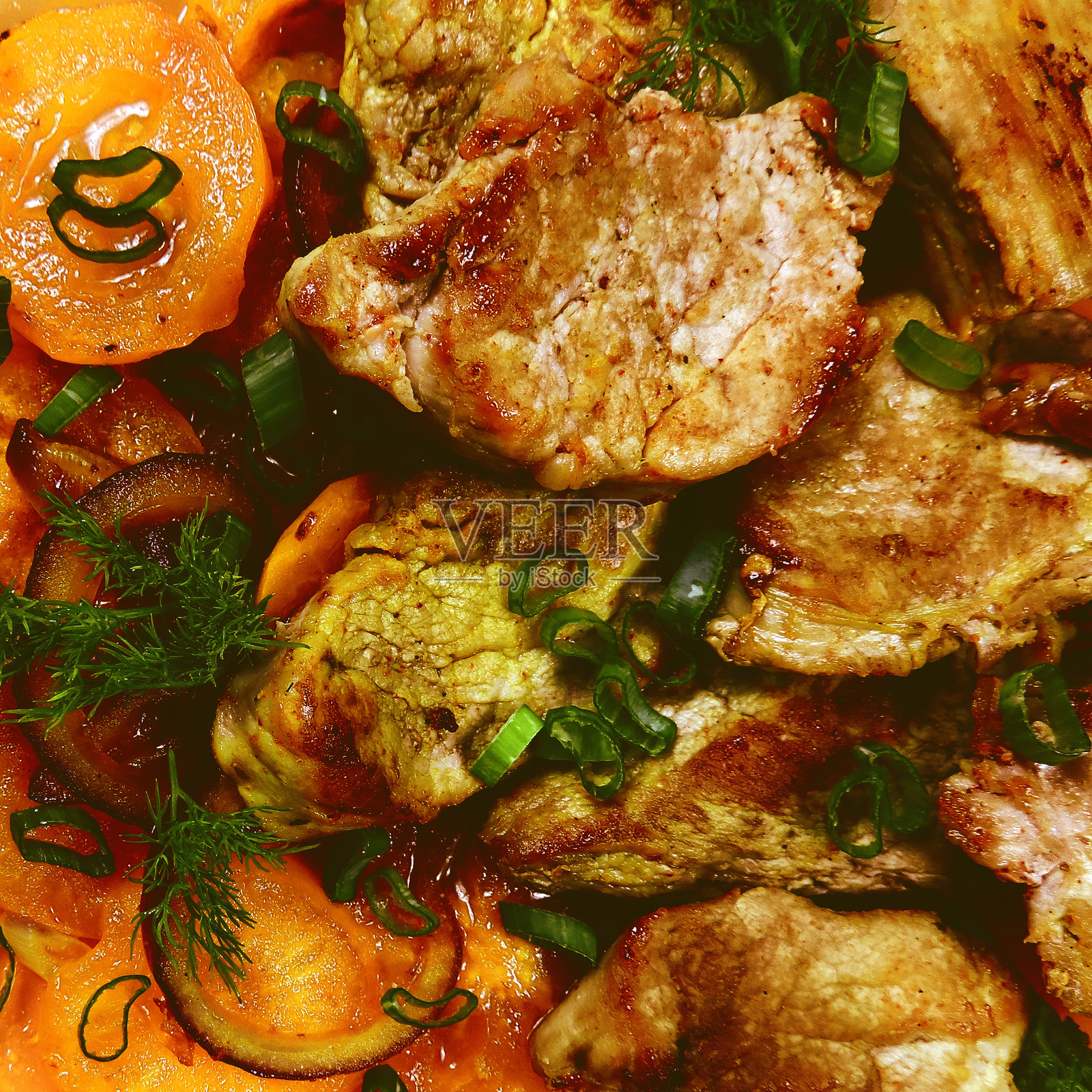 香煎小牛里脊牛排配细香葱、洋葱、黄番茄、迷迭香和香料。油炸嫩肉。全景。小酒馆或餐厅菜单。照片摄影图片