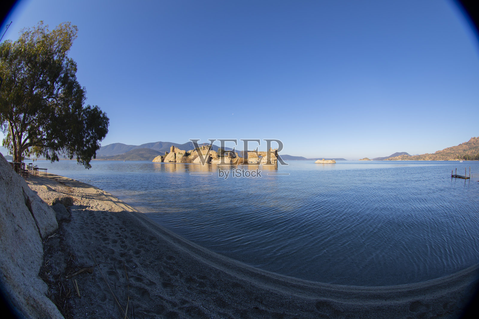 巴法湖是一个浅水淡水湖，位于大门德雷斯河三角洲东南部的门特谢山脉中。照片摄影图片