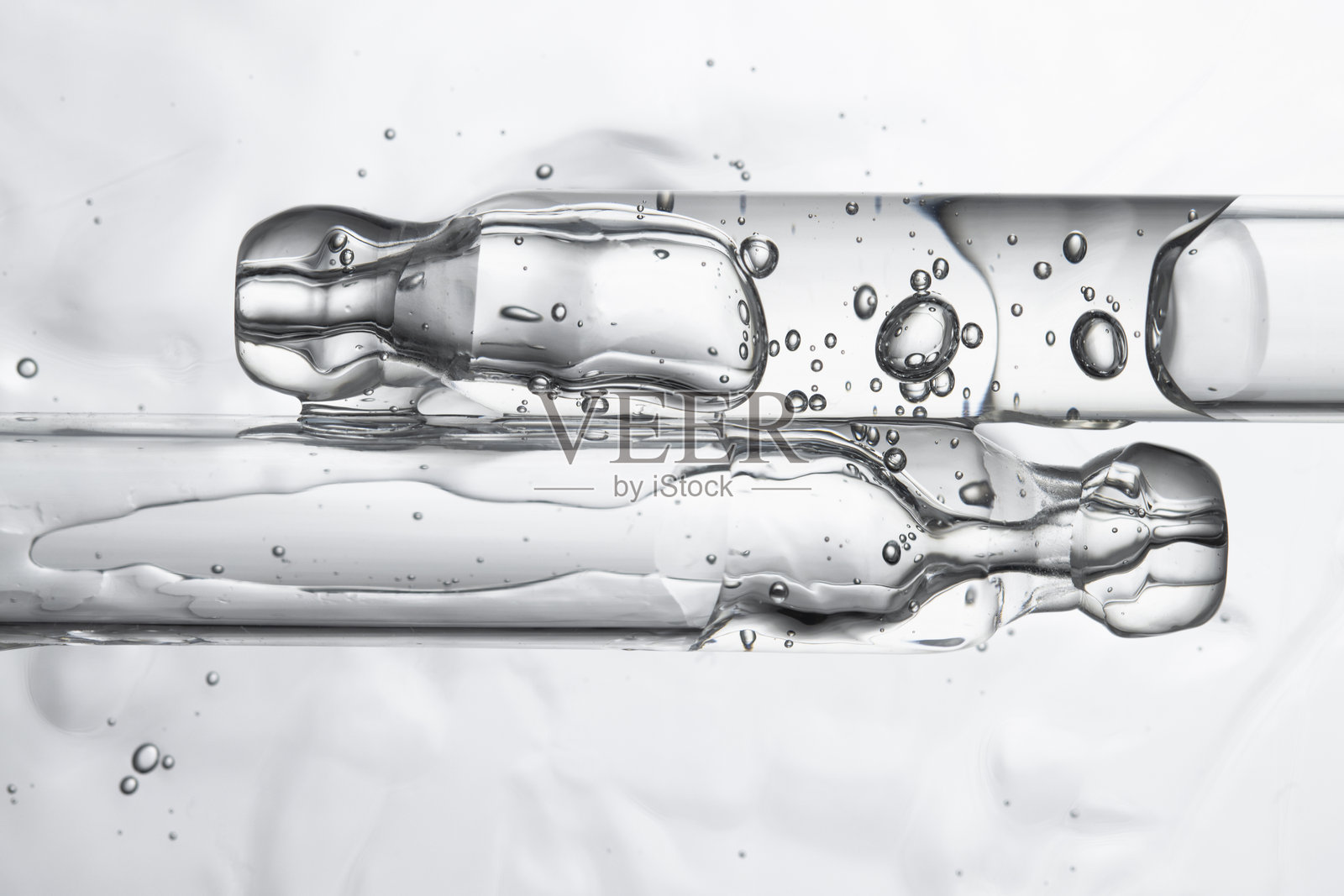 两个透明透明质酸的移液管，俯视图，特写。照片摄影图片