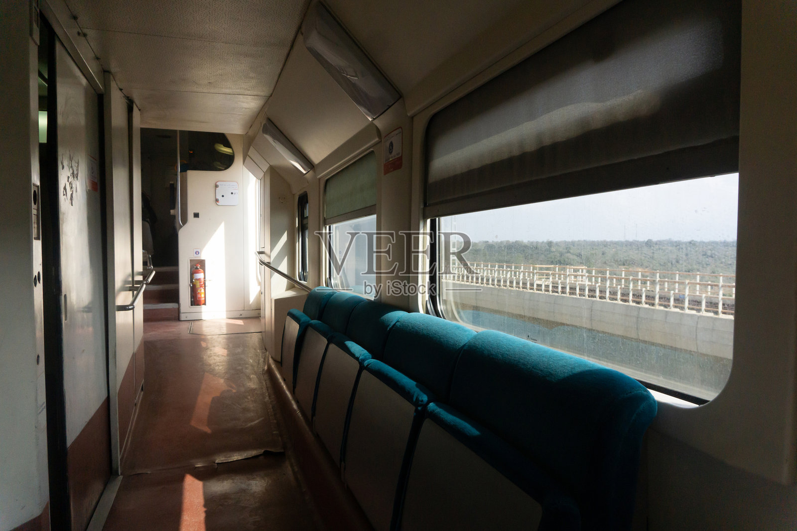 火车内部在风景优美的桥上穿越时。公共交通背景。阳光透过窗户洒下温暖的光线。照片摄影图片