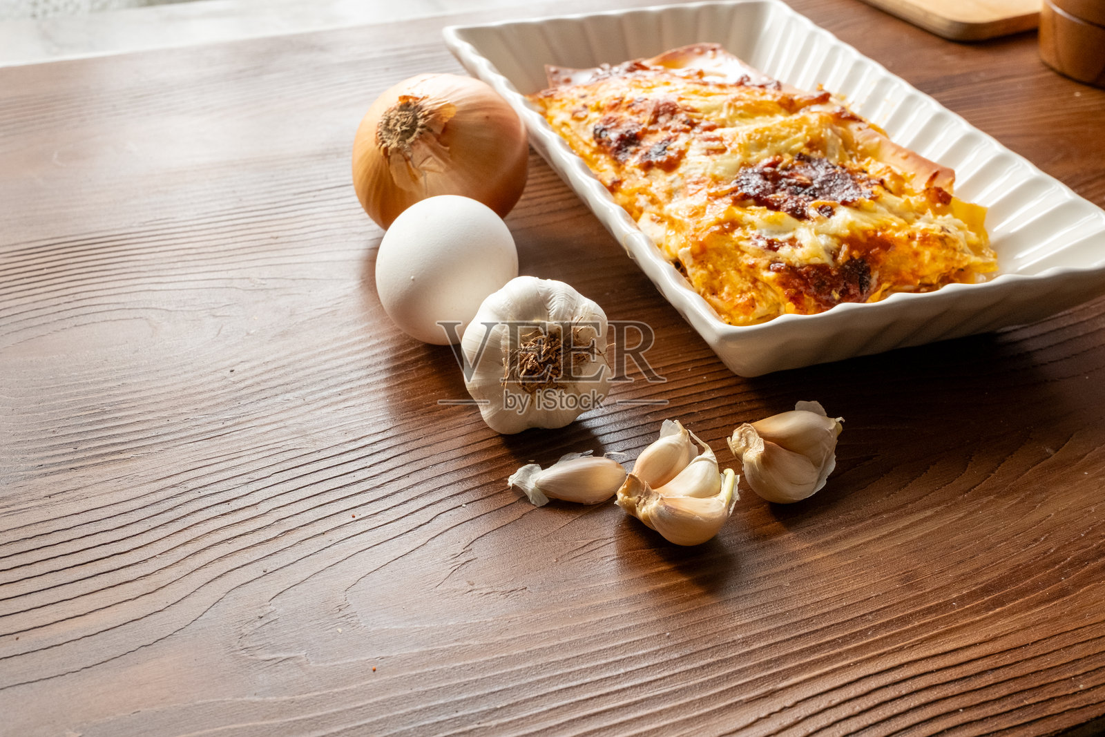 自制意大利千层面放在方形白色盘子上照片摄影图片