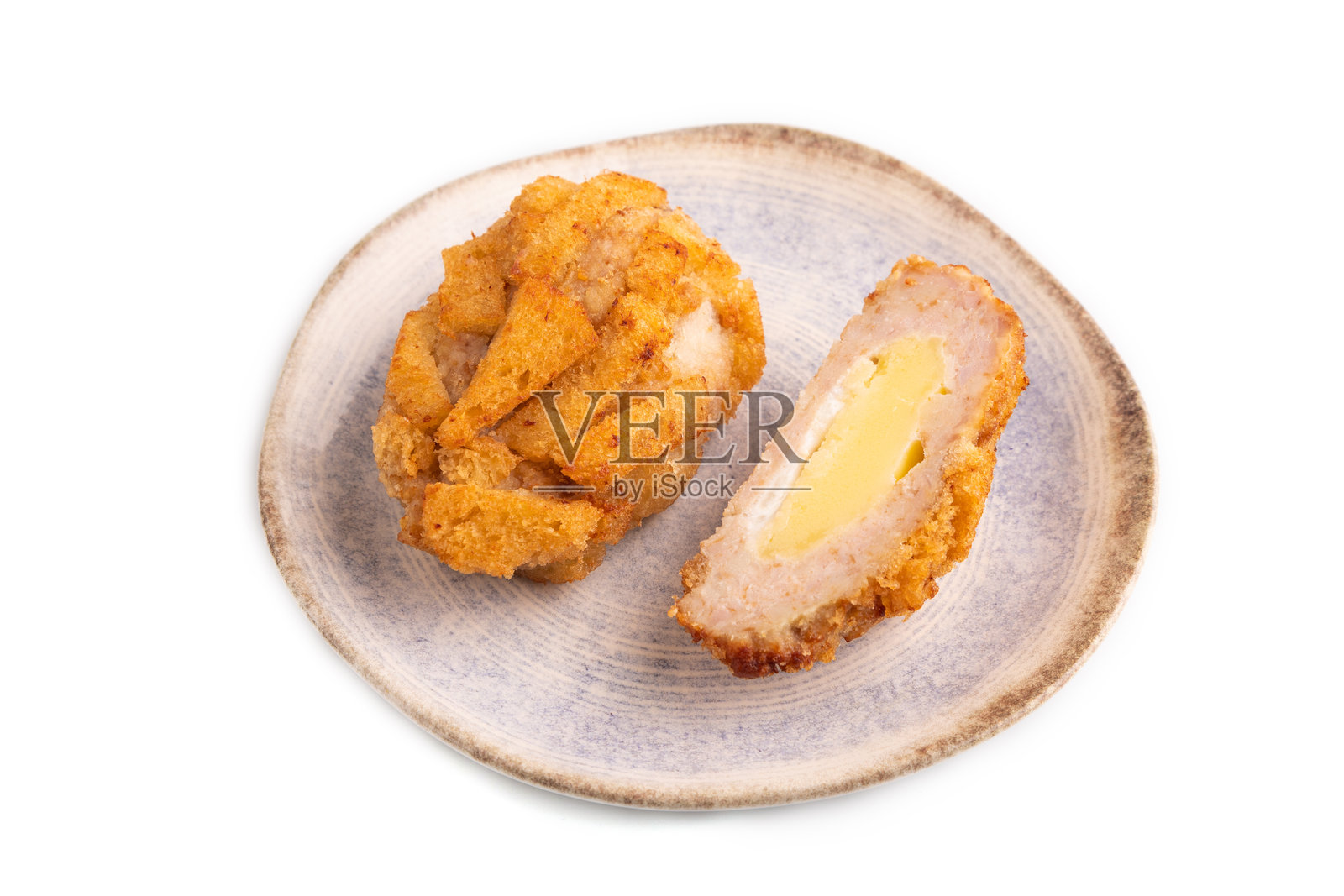 蓝色盘子上的鸡肉炸肉排，白色背景，侧面视图，留白空间照片摄影图片