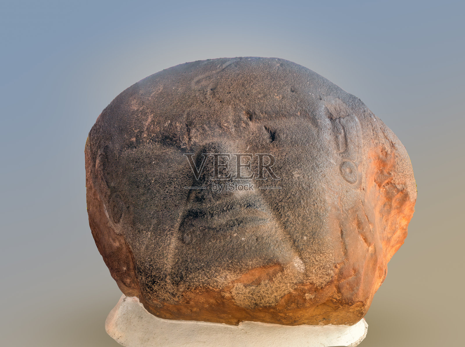 充满表现情感的巨大头部岩石雕塑，出土于危地马拉太平洋沿岸的古奥尔梅克遗址。照片摄影图片