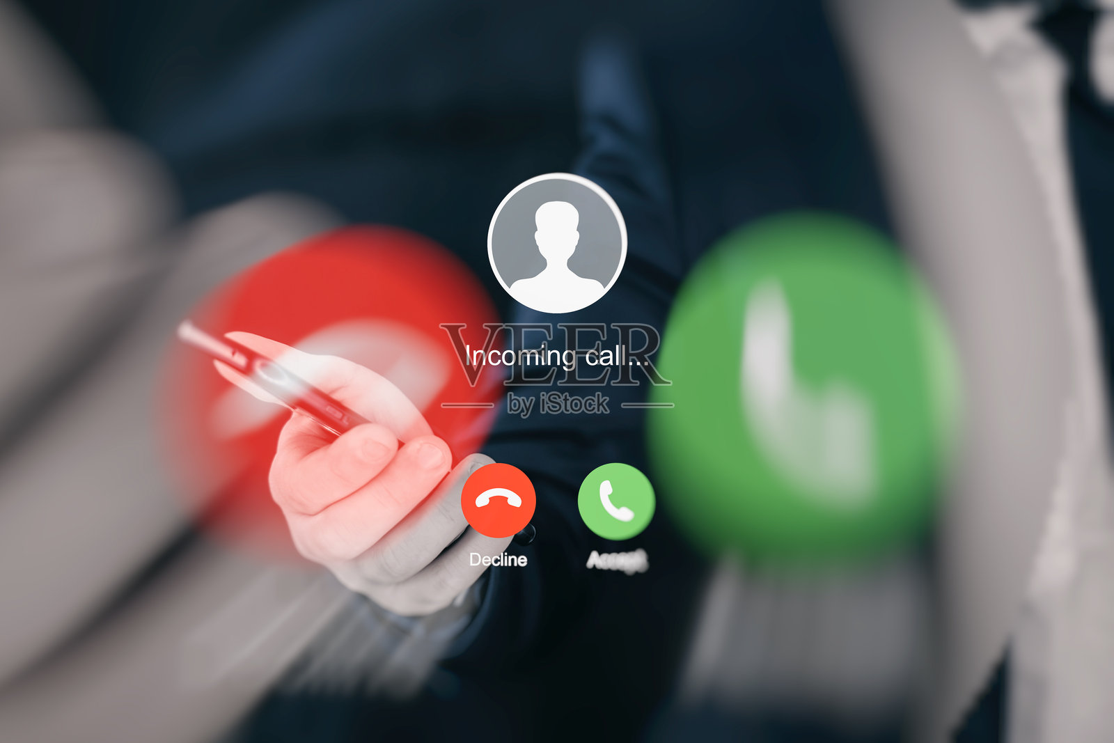 智能手机屏幕上的来电。模糊和双重曝光的概念。照片摄影图片