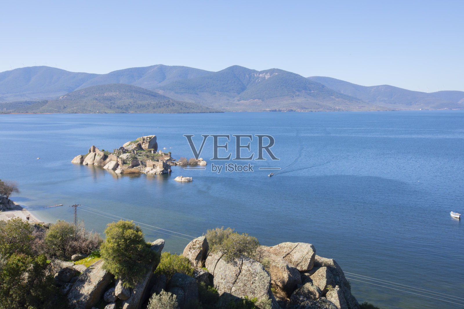 巴法湖是一个浅水淡水湖，位于大门德雷斯河三角洲东南部的门特谢山脉中。照片摄影图片