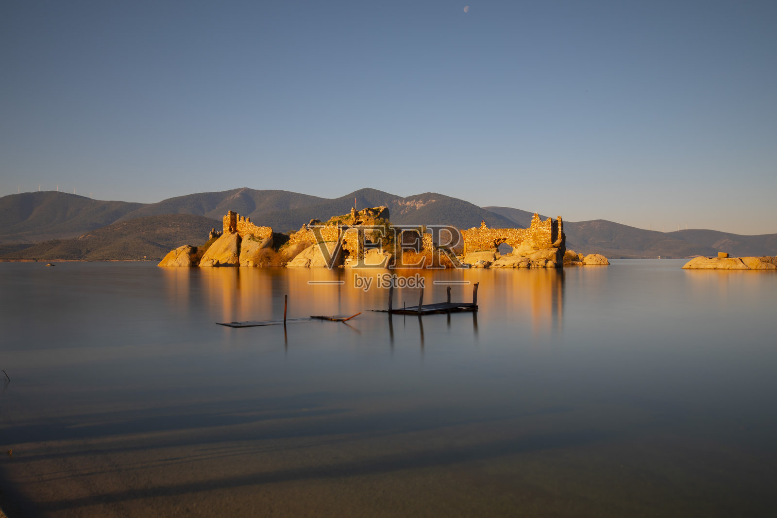 巴法湖是一个浅水淡水湖，位于大门德雷斯河三角洲东南部的门特谢山脉中。照片摄影图片