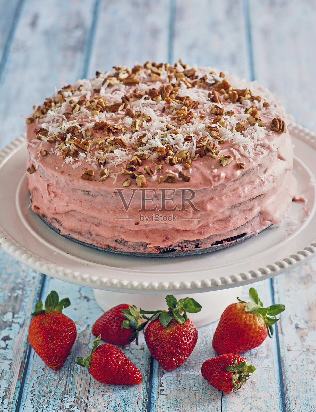 草莓胡桃蛋糕照片摄影图片