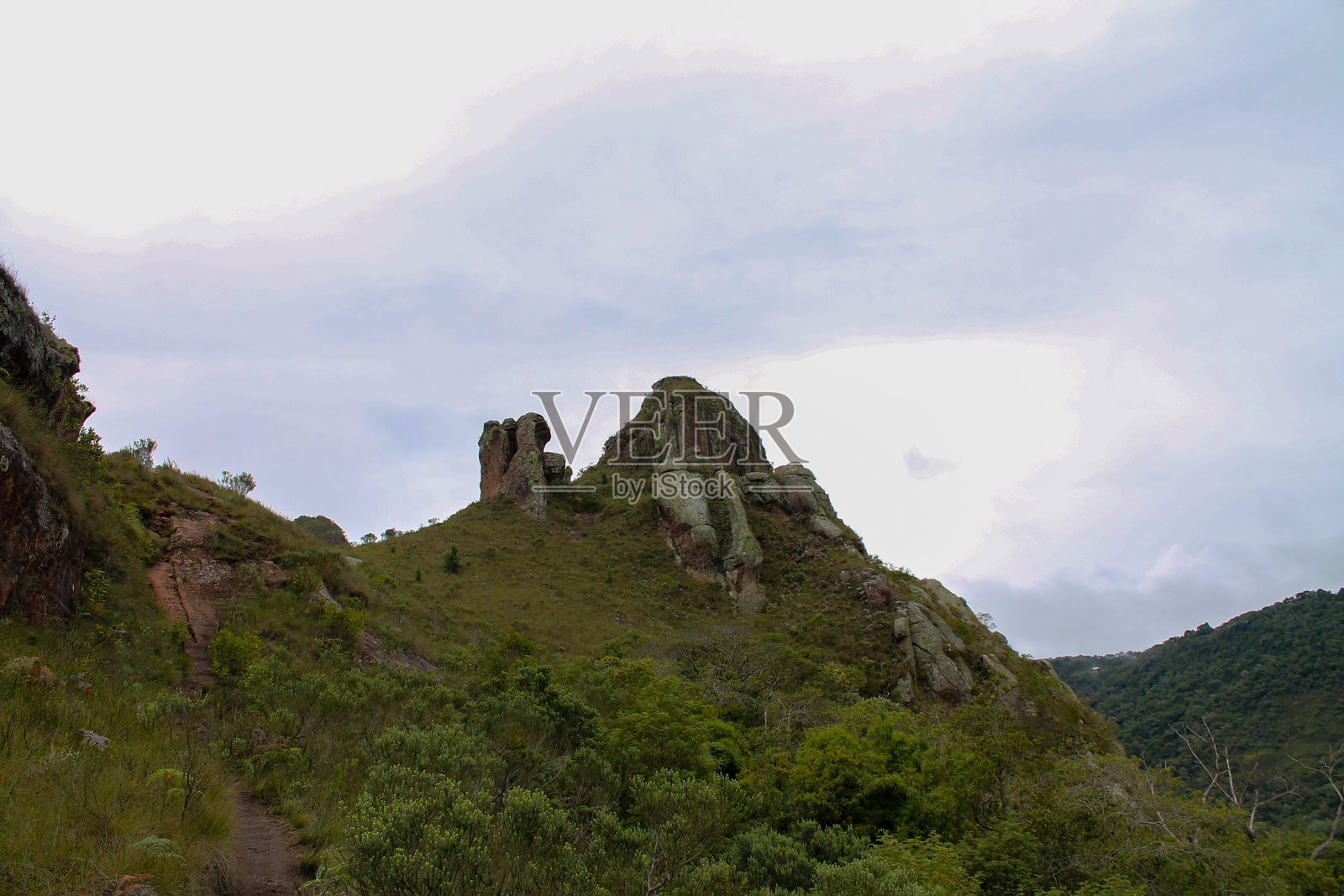 圣卡塔琳娜山脉的山脉、道路、风景和美丽的瀑布照片摄影图片