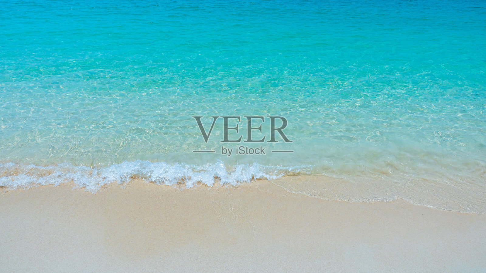 碧绿色海浪拍打着沙滩的景象照片摄影图片