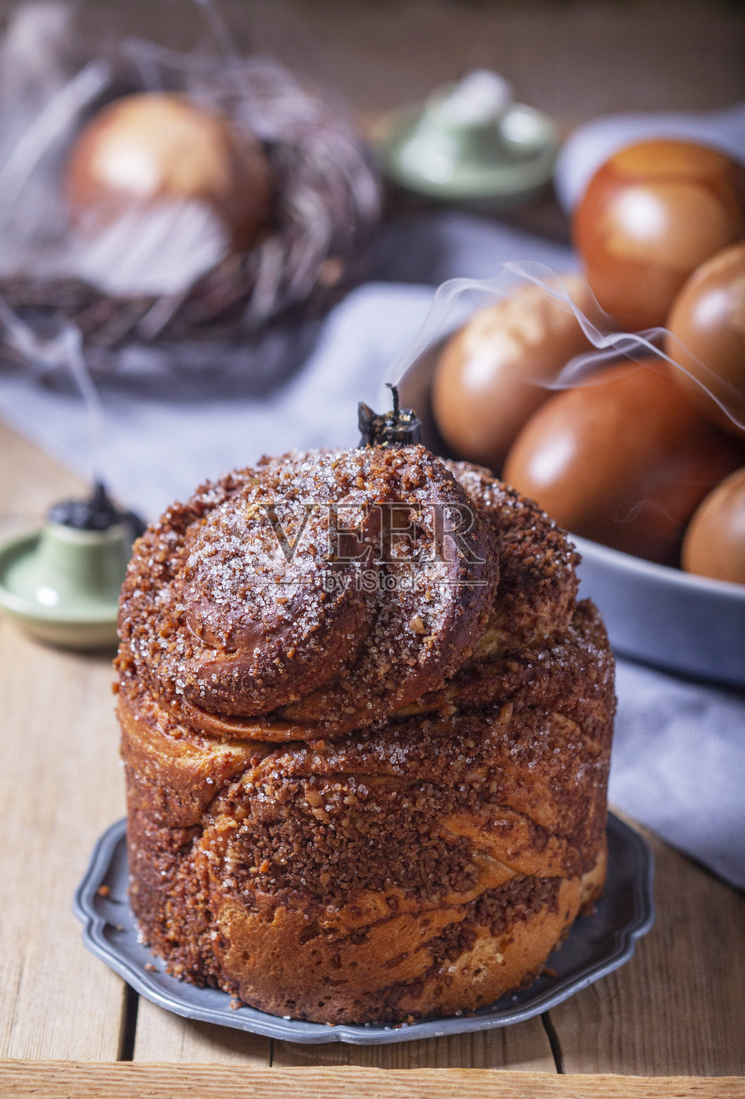 复活节蛋糕和涂色鸡蛋，传统的复活节象征，在教堂中受到祝福。照片摄影图片
