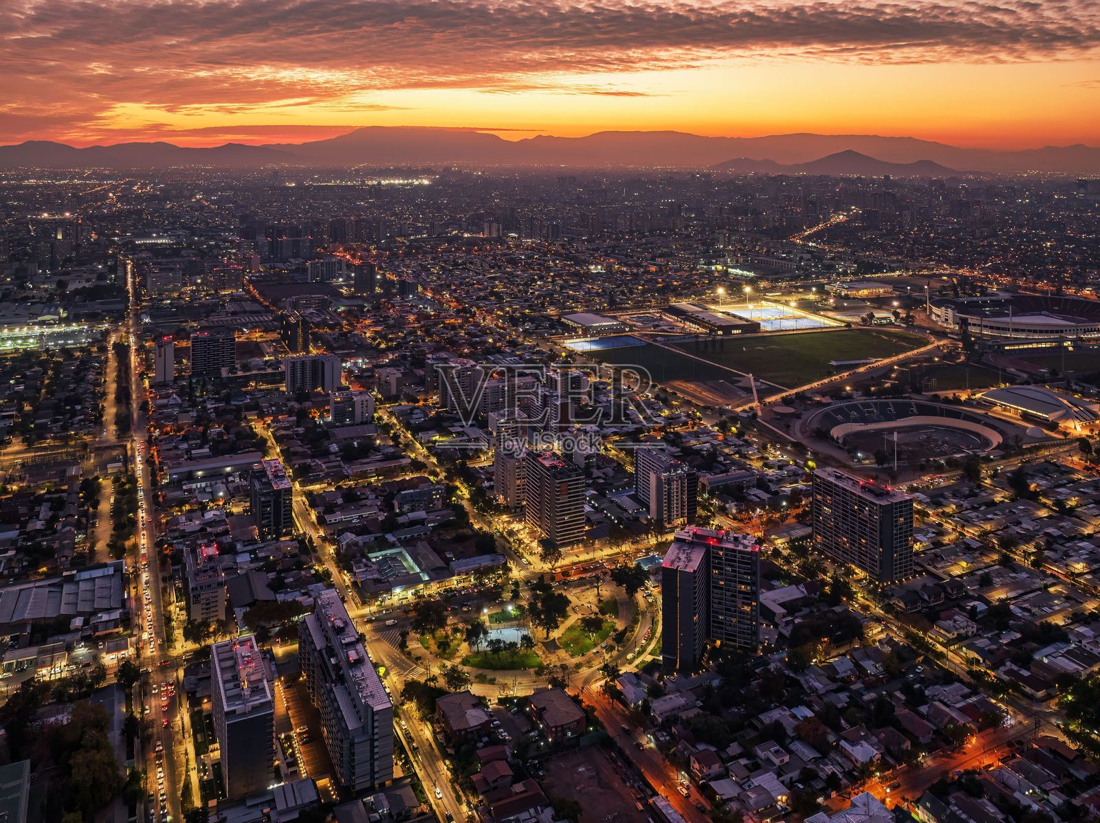 智利圣地亚哥的空中日落景观。照片摄影图片