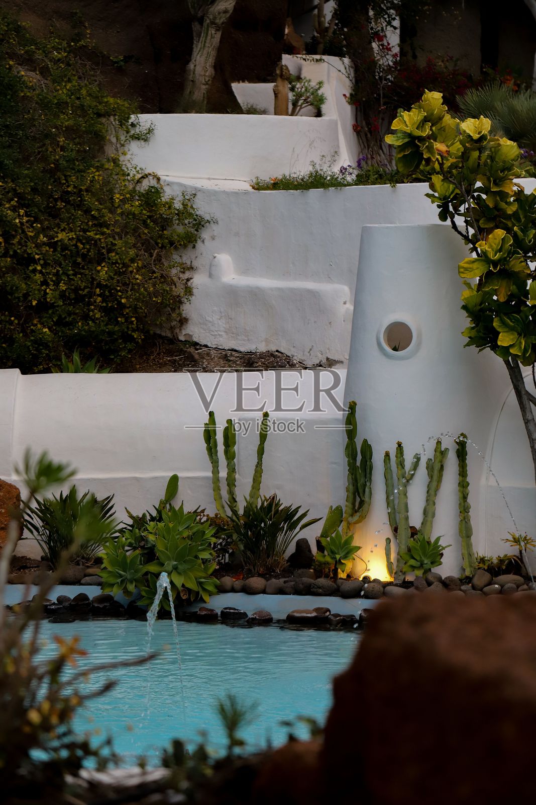 地中海风格的花园，白色墙壁和游泳池照片摄影图片