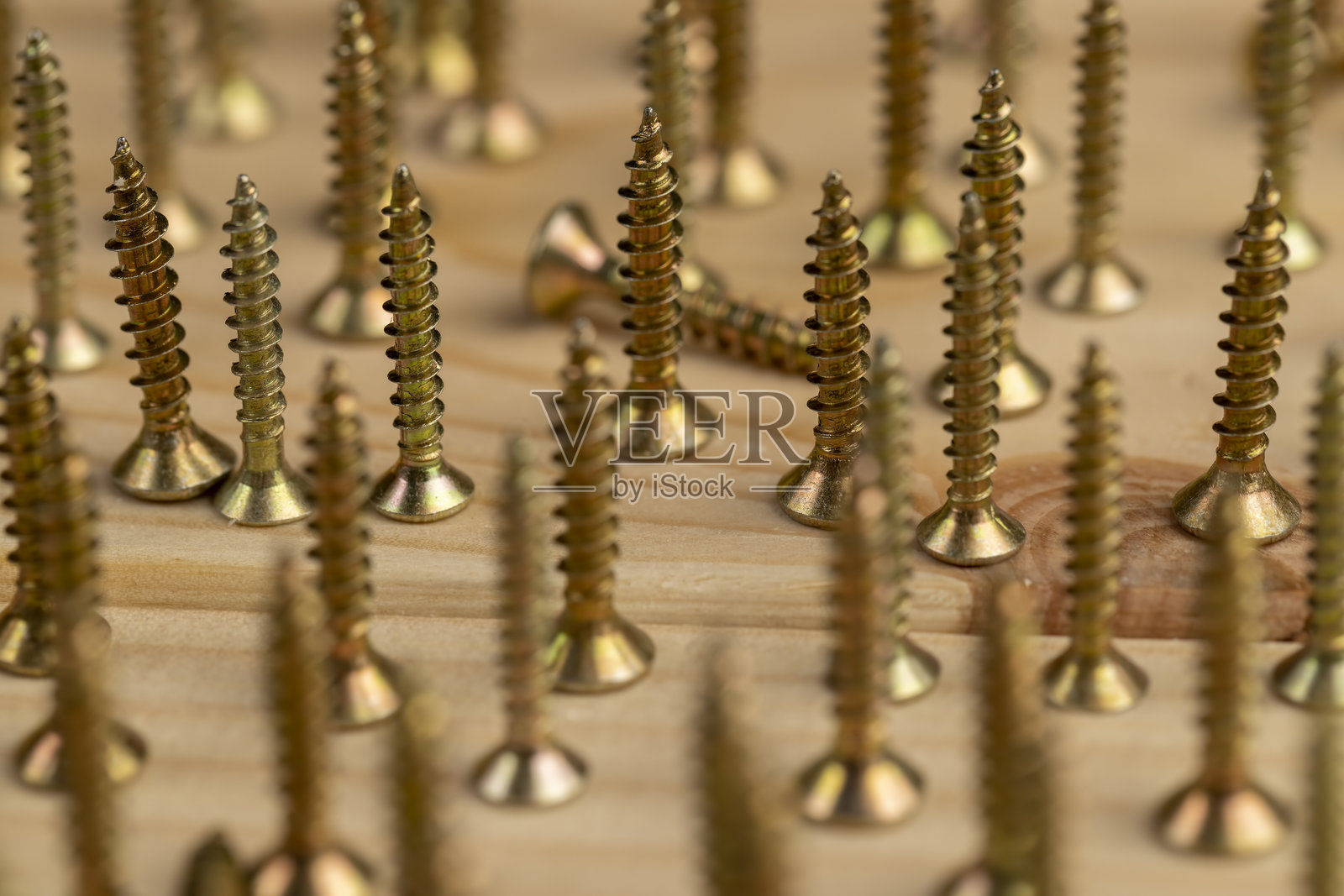 用于固定木板和其他木制品的黄色金属自攻螺钉照片摄影图片