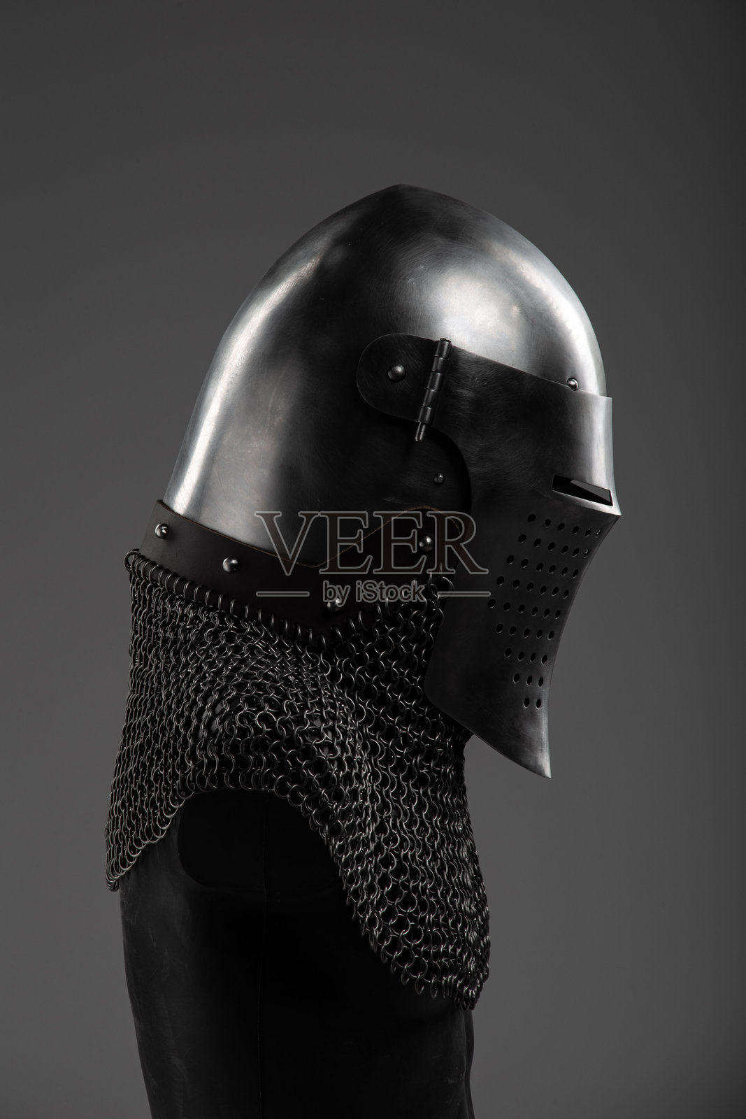 通风的抛光钢意大利巴斯基内特头盔照片摄影图片